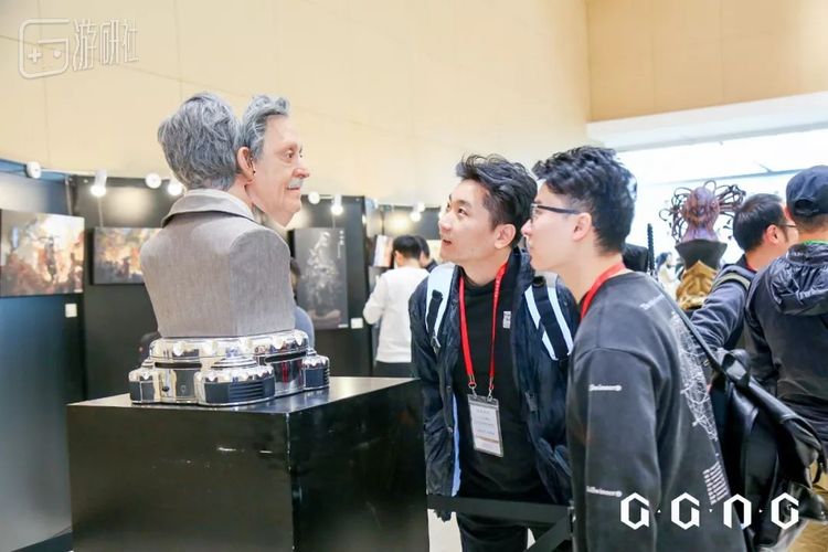 钟风华、杜震两位老师在观展