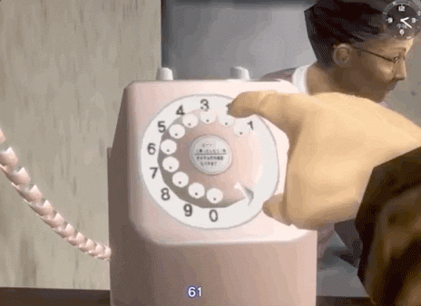 超越時代的現實感，《莎木一章》裡玩家需要親自撥電話，在《莎木3》裡打電話作為一個元素保留了下來