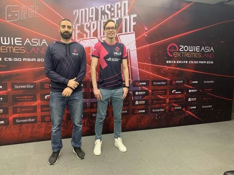 右边这位就是老板