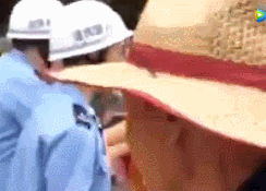 当场拽掉了齐天大圣头上的“小揪揪”