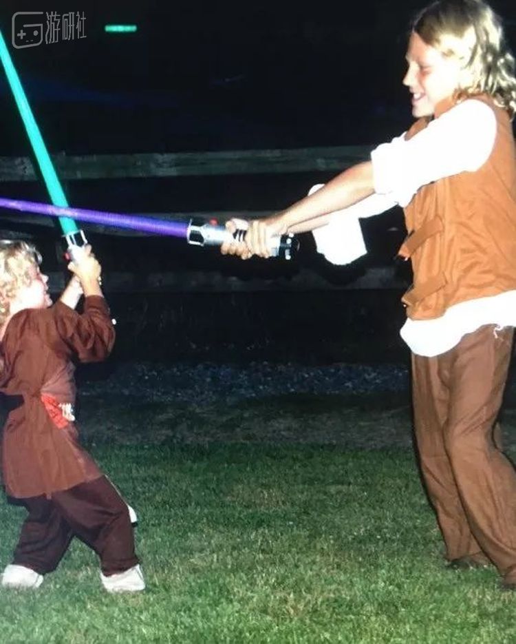 赖利和弟弟用光剑对战