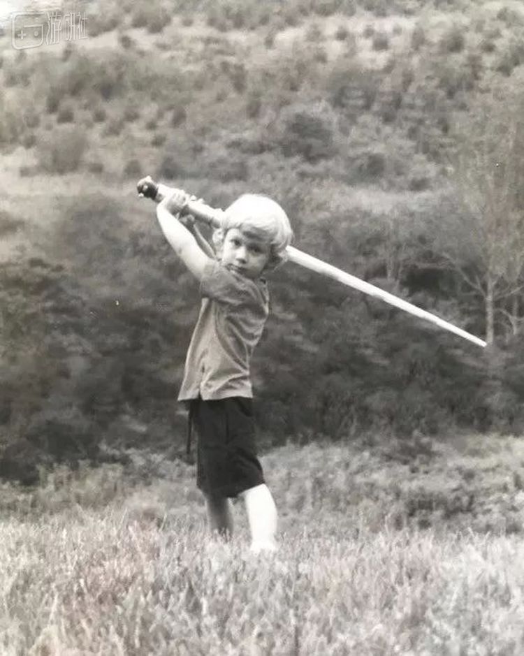 童年时期，拿着光剑的赖利