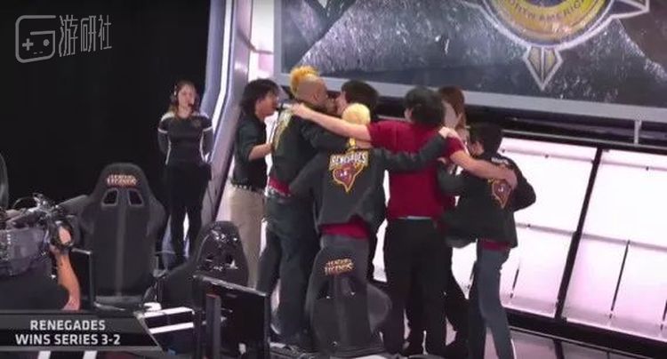 挺进LCS后，Remilia和队友们抱在一起