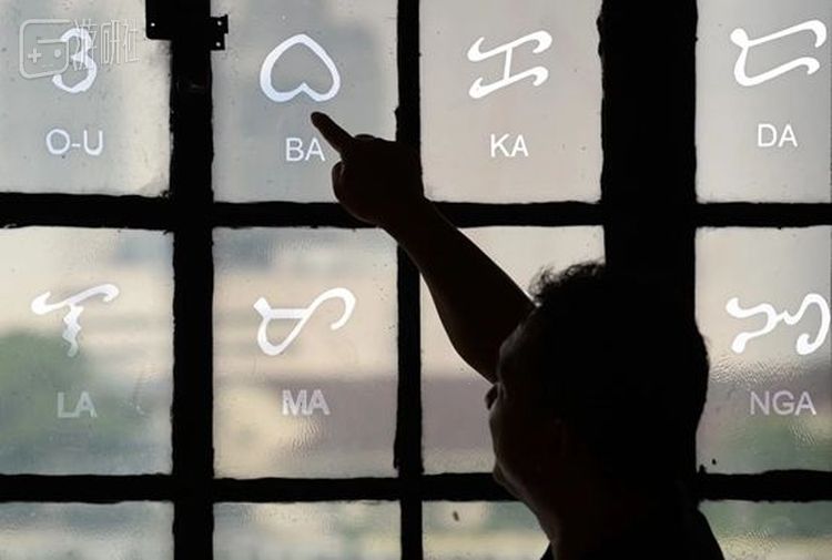 教师正在教授贝贝因文字的塔加洛读法