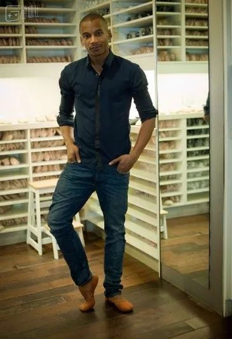 埃里克穿着他的“埃里克·褐色”