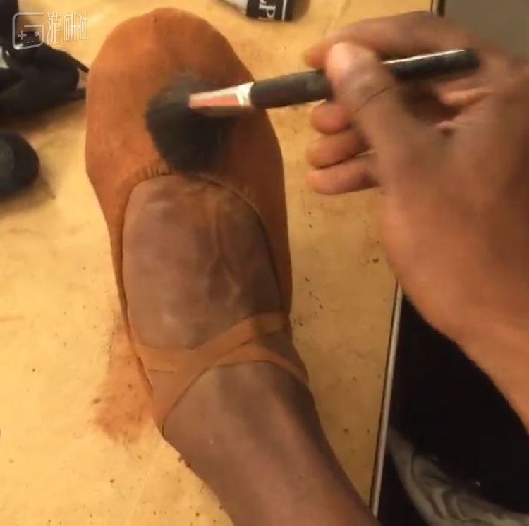 在INS上晒出化妆品涂舞鞋的埃里克倾诉着他的不满