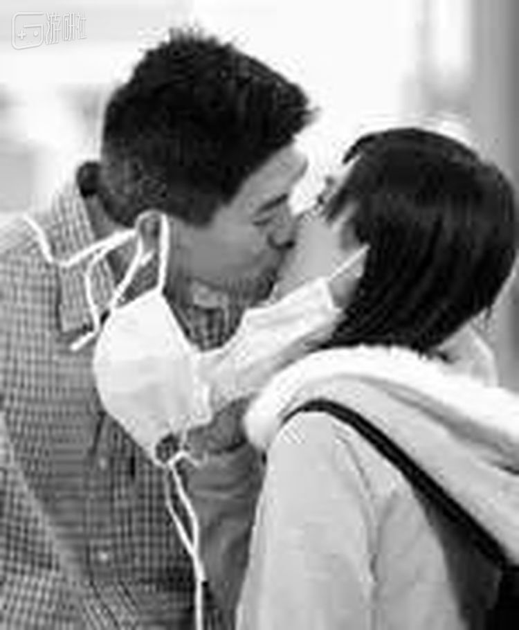 2003年4月23日，北京街头一对情侣