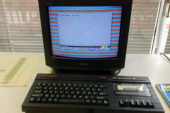 真正的ZX Specturm電腦，比起展現過去的美好，瓊展現的是過去的糟糕