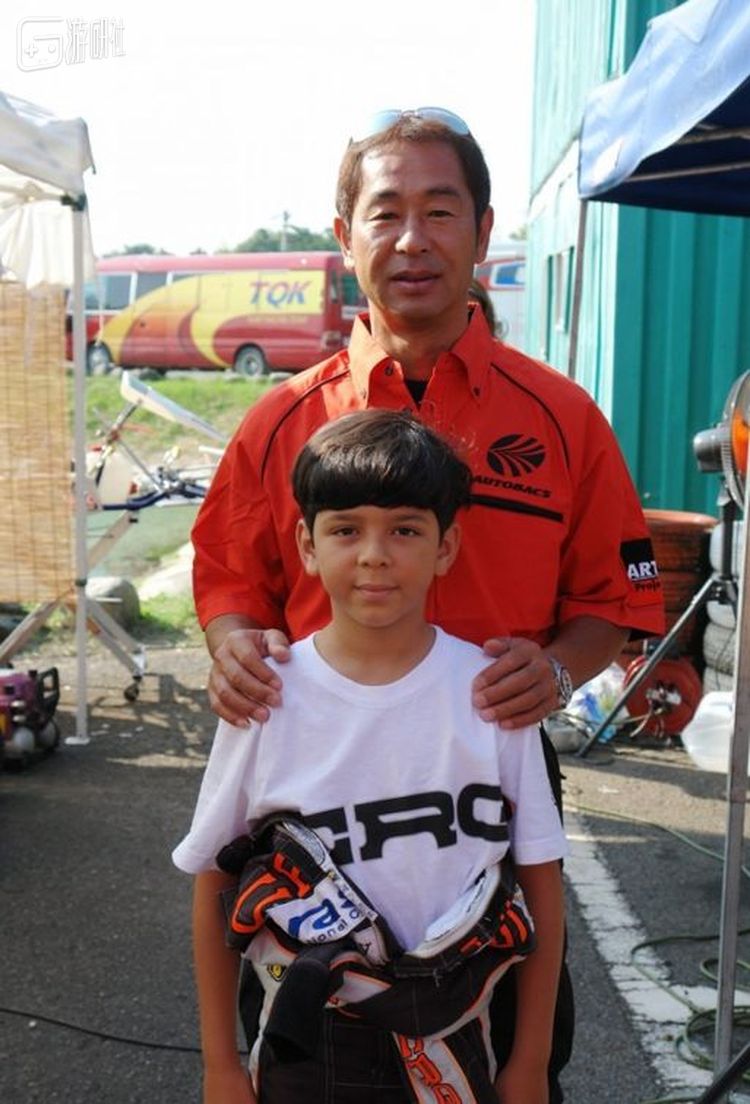 幼年的伊戈和《头文字D》主角原型“漂移之神“土屋圭市的合影