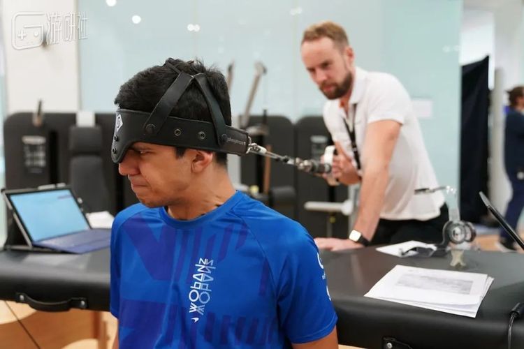 伊戈在麦凯伦车队做颈部肌肉的训练，方程式车手在弯道中有时要承受5-6倍重力的横向加速度