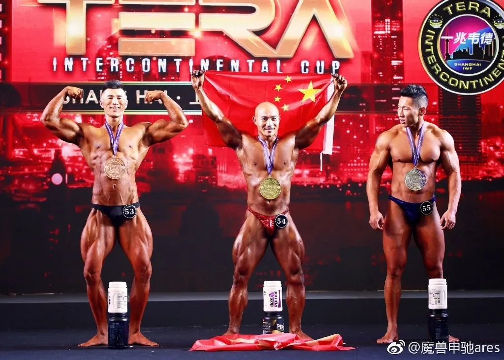 申驰（左一）在健身大赛