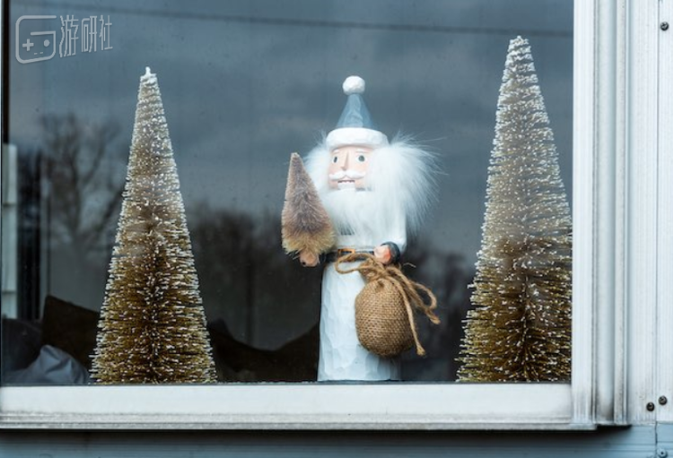 在窗口摆上圣诞老人，想表达的大概率就是“圣诞”