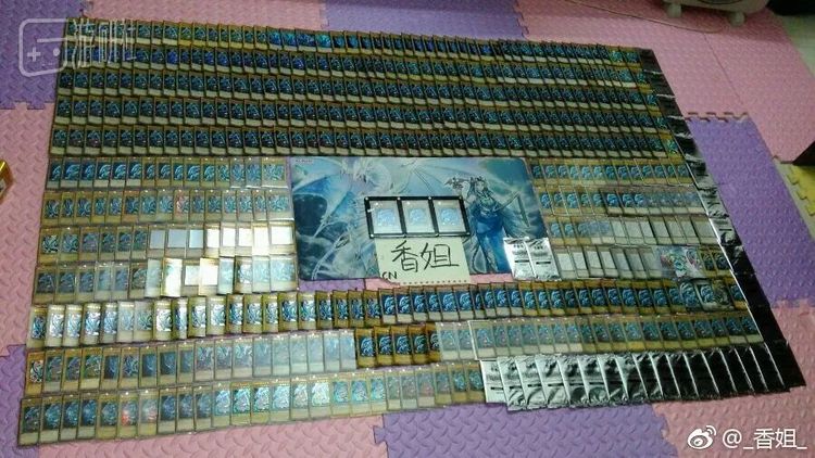 满地的各种版本青眼白龙，图片来自香姐微博