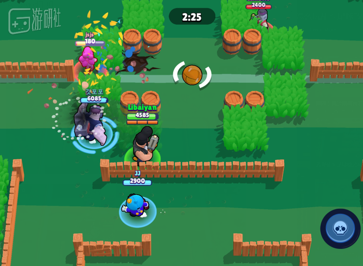 如你想的那样，就是一边打人一边踢球