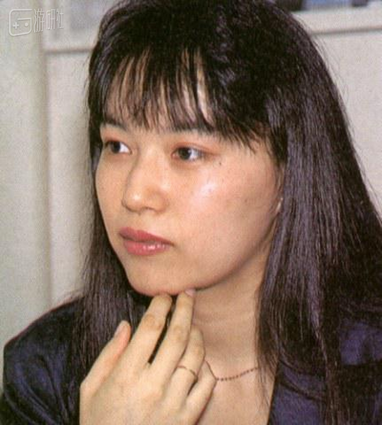 当时的古代彩乃，据说其美女设计师的名声远扬，还有人寄粉丝信到编辑部