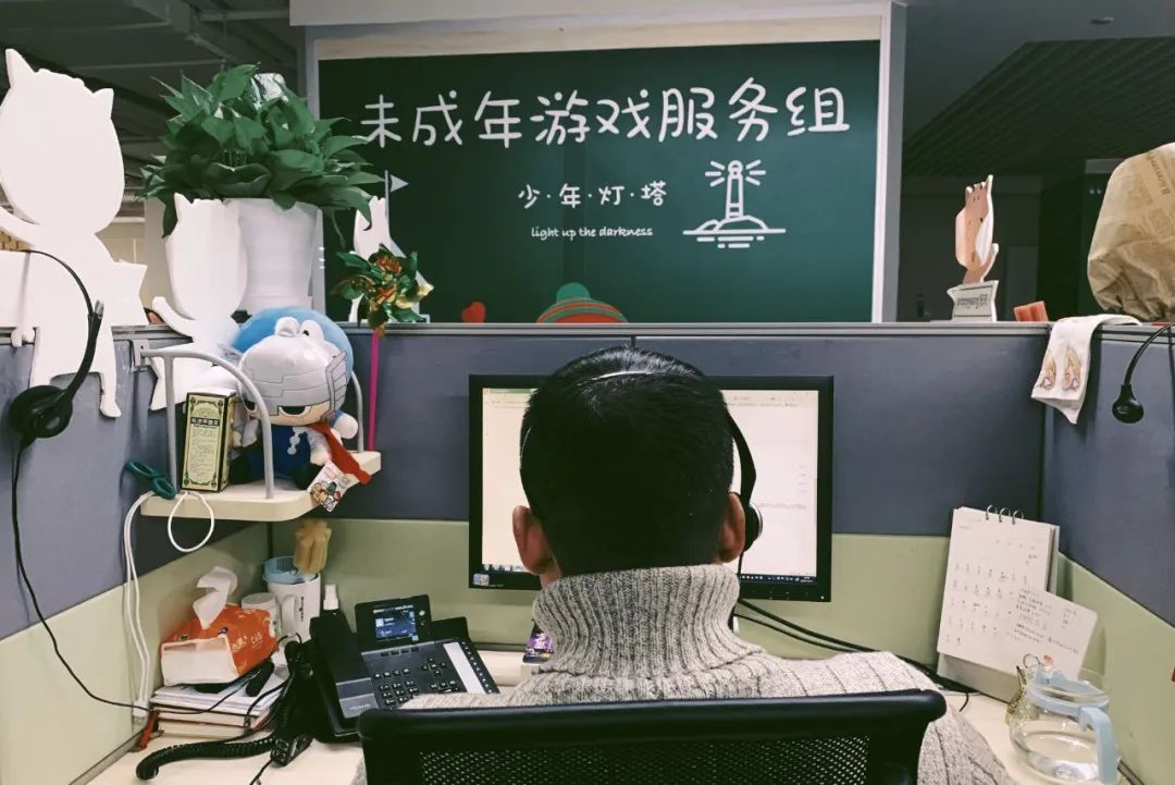 一位客服的工位,左边的置物板上放着一瓶止咳糖浆 一位客服的工位,左边的置物板上放着一瓶止咳糖浆
