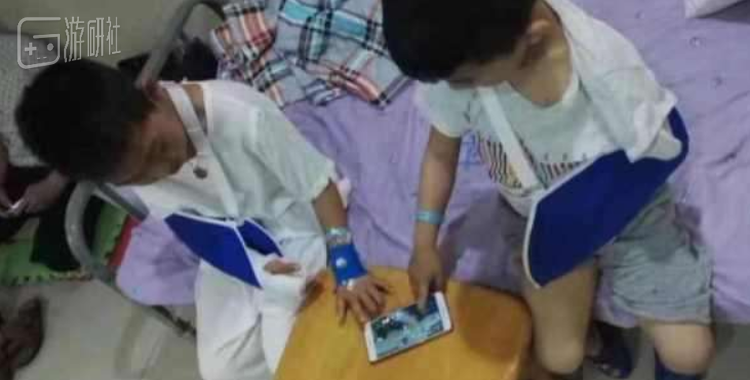 孩子很小就接触手机已经是个全国性的普遍情况了