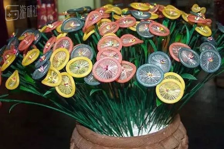 避孕套做的花