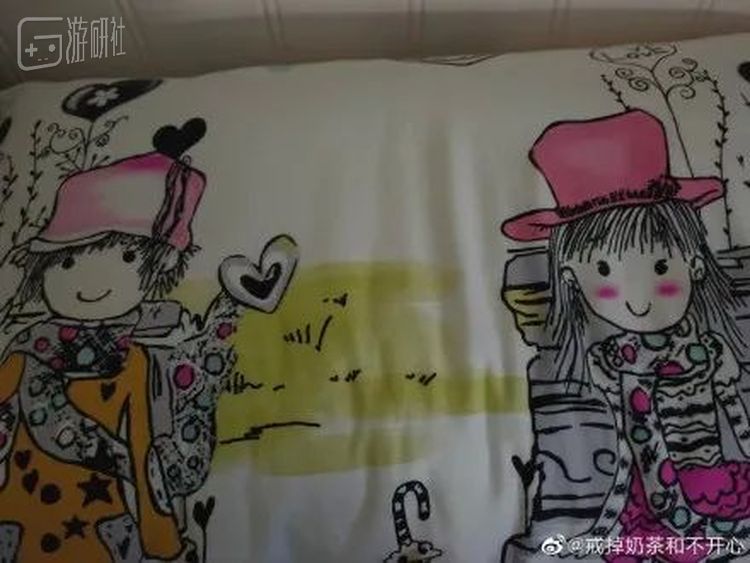 在网友晒出的三件套下，梁回复：“这样的枕头，晚上会发甜蜜的梦吧。”