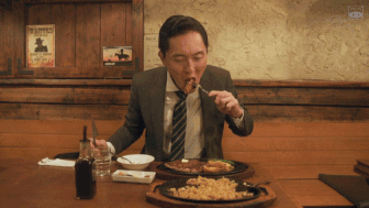 欣赏着五郎叔用餐的镜头，然后我又饿了