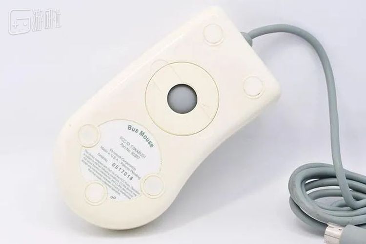 某款机械鼠标的底部，小时候的我总把里面的球抠下来玩