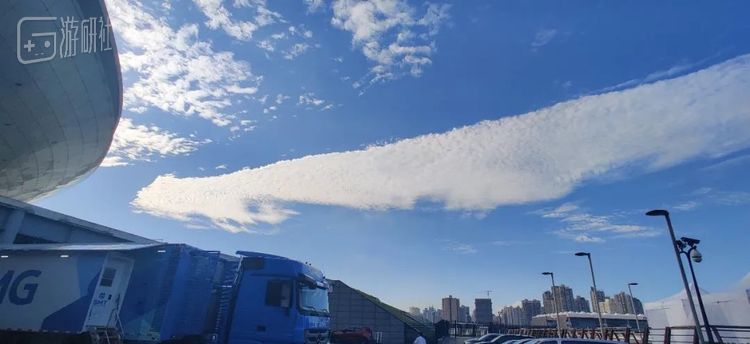 因为原则上后台也不能拍照，此处我只能放一张场馆旁的转播车照片