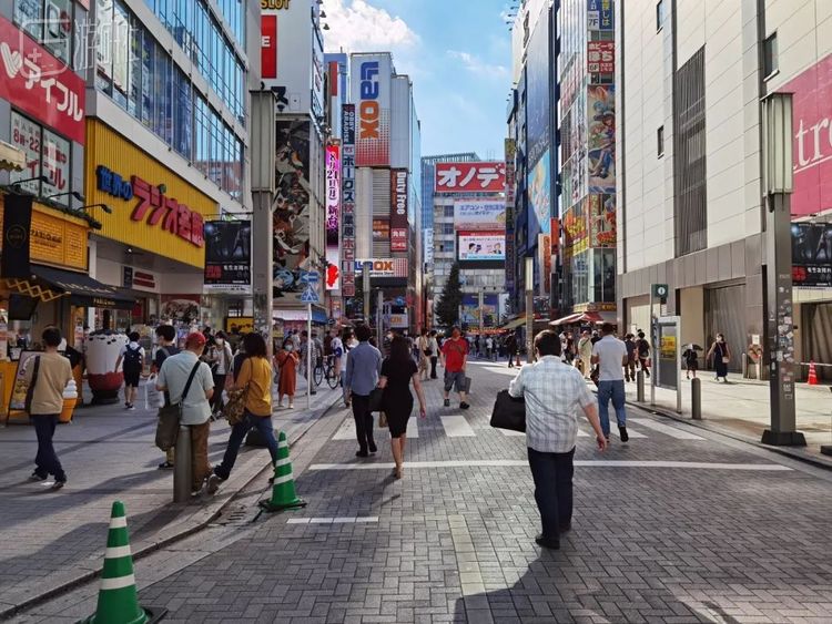 八月的秋叶原，人们对疫情习以为常