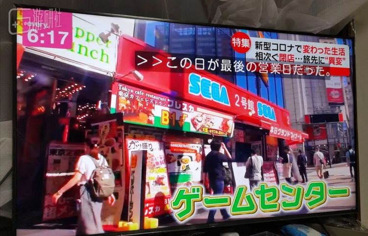 小拉面店因为偶像活动无法举办，食客大幅减少决定关店。大型电器店与街机厅接连倒闭……日本电视台对“秋叶原疫情连续倒闭事件”做了专题节目，感叹这是最艰难的一个夏天