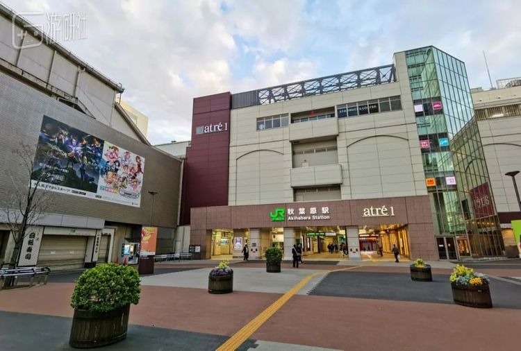 四月的秋叶原冷清极了，几乎没有几家开门的店铺