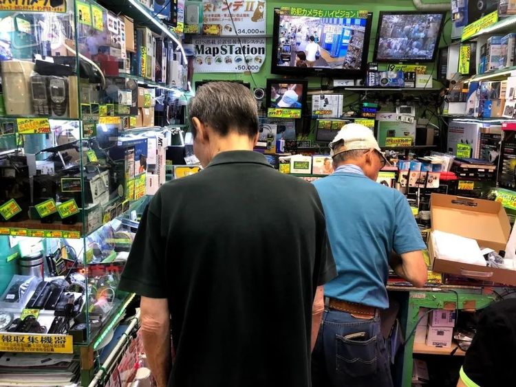 小巷里依然有不少经营无线电的店铺