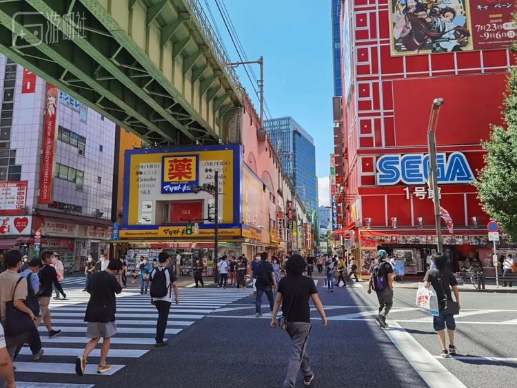 八月的秋叶原，人们对疫情习以为常