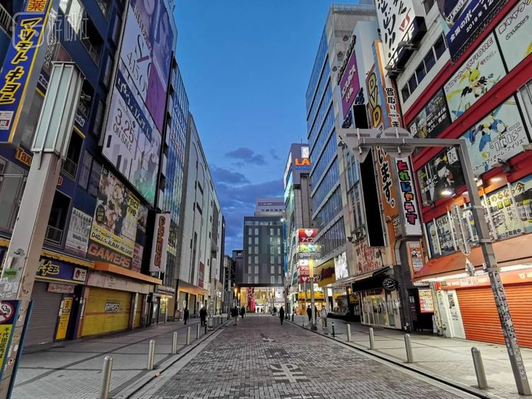 四月的秋叶原冷清极了，几乎没有几家开门的店铺