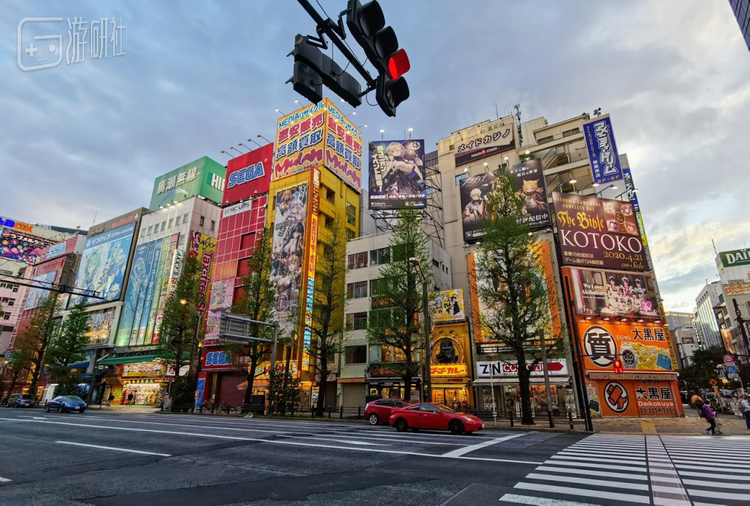 这里的店铺大都是从电器店改装而来