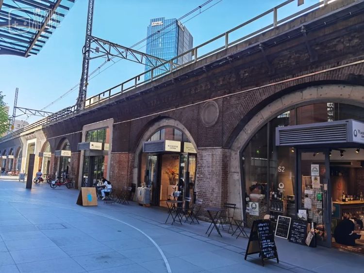 繁华与优雅的分界线，千代田区区民在万世桥喝着蓝瓶咖啡度过周末