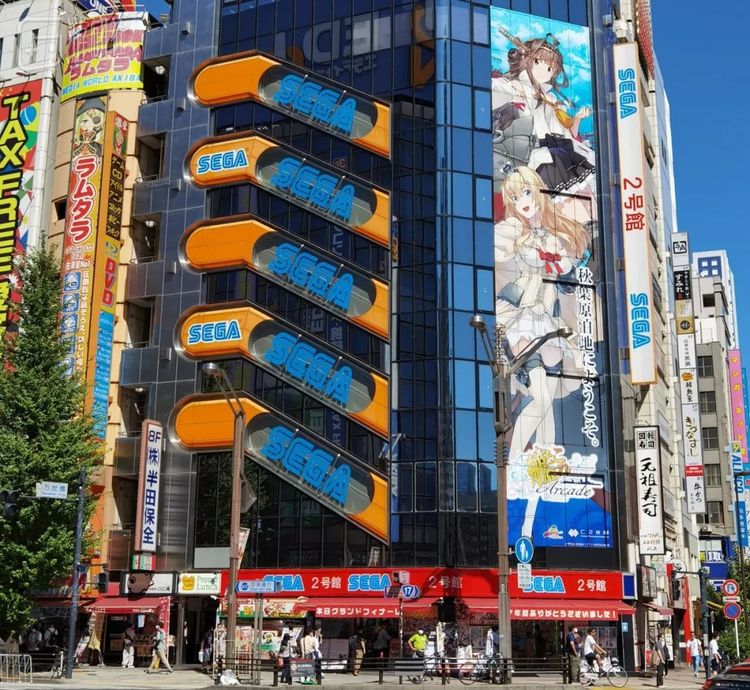 这里的店铺大都是从电器店改装而来