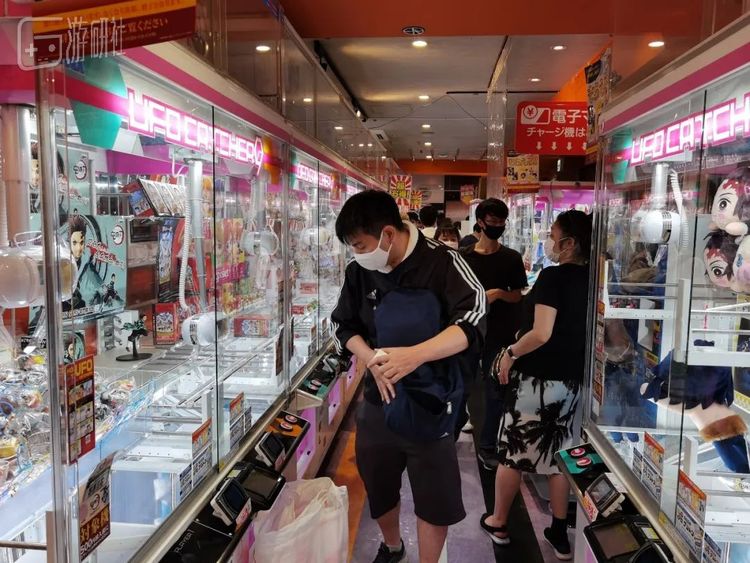 “职业选手”们提着大塑料袋潇洒挤开人群，将抓到的战利品带回回收店换钱