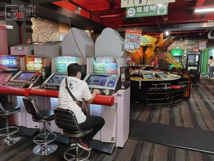 老街区里的街机店里几乎都是老虎机和赌马机，没几台正经游戏机。整个业界都在随着“少子化”不断萎缩
