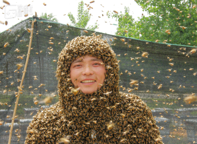 “他在从中笑”