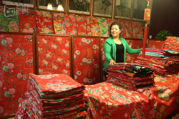 山西的刘琳琳对她收藏的360多条被面如数家珍，这些被面来自50-80年代