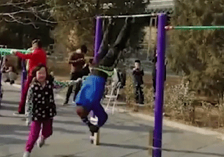 就算自己没事，伤到他人也不好，去年一位大爷就在做大回环时伤到了路过的小女孩