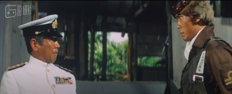 电影中的日本海军司令山本五十六（左） 仍记得仅在数年前有过一面之缘的主角