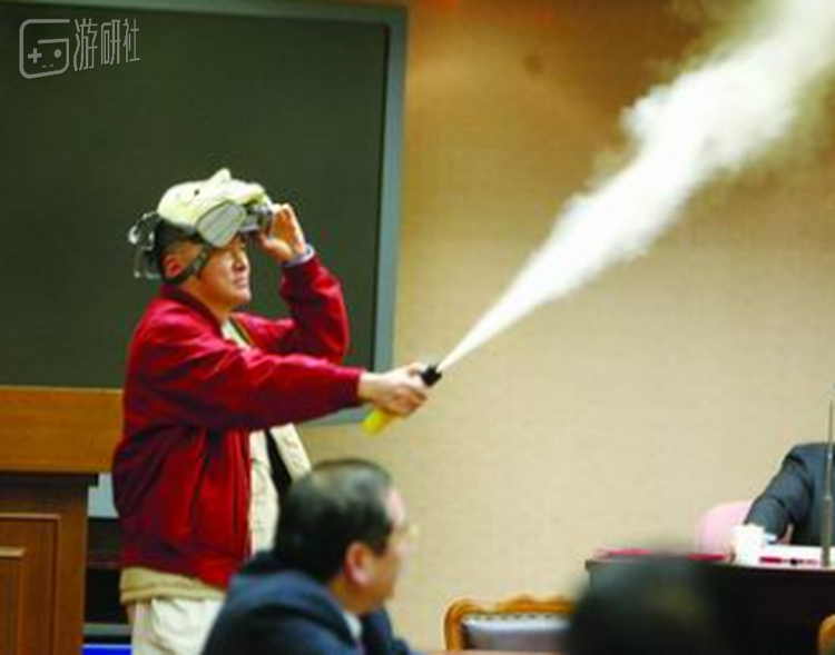 用催泪瓦斯大闹立法院的李敖