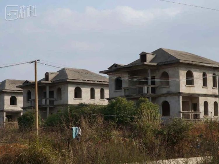 当然宅基地也有宅基地的各种限制。不管是城里人还是农村人，能不能住上舒心的房子，还是钱说了算