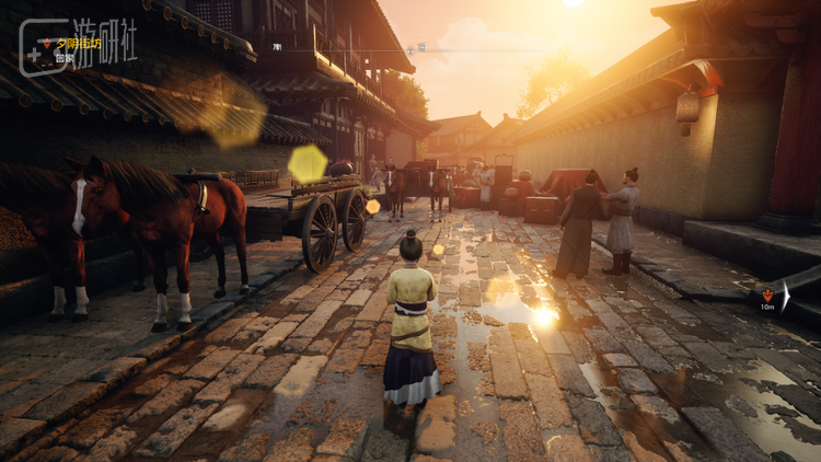 夕阳下的街道和积水的石板路