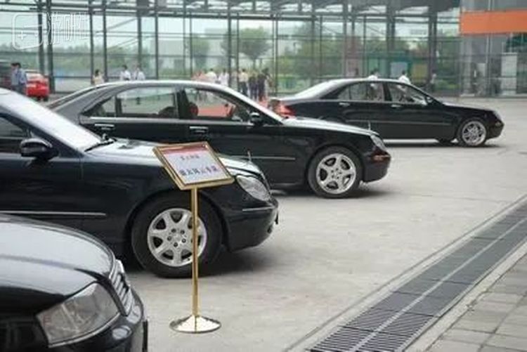 当年ChinaJoy盛大在场馆门口停了四辆大奔接创业者去公司洽谈