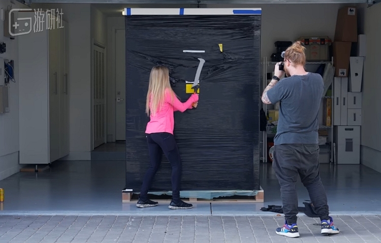 即使早就知道是冰箱，Justine还是被它的体型吓了一跳