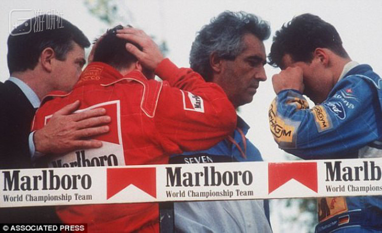 目睹惨剧的舒马赫（右）不住擦眼泪，注意他车服的配色