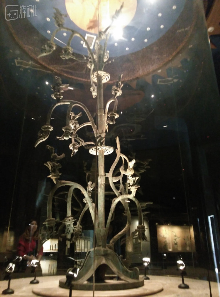 三星堆博物馆内陈列的&ldquo;青铜神树&rdquo;