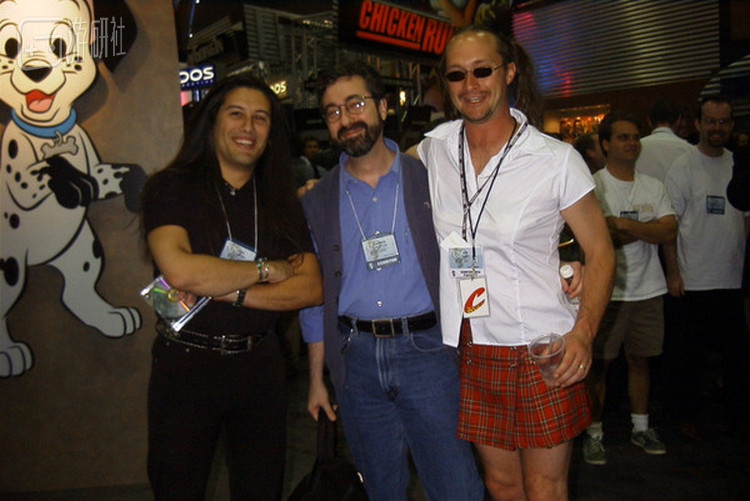 《毁灭战士》主创约翰·罗梅罗与沃伦合影