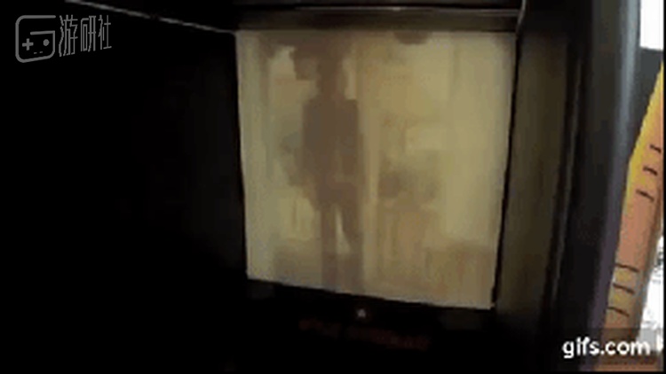 影片直接投射在幕布上，敌人头部的闪光是提示玩家可以开枪了（不动戳大）